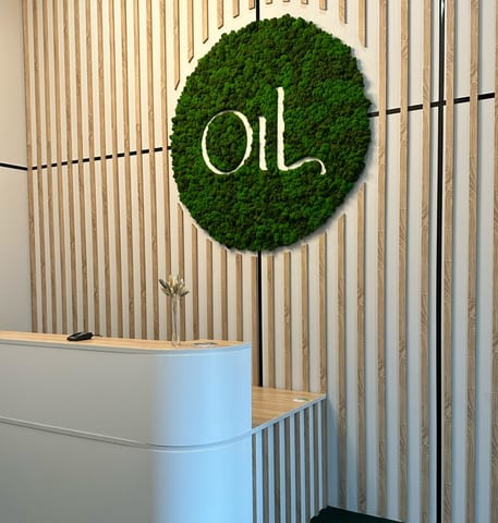 Ресепшн салона OiL с логотипом из мха